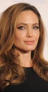 Read more about the article ANGELINOS JOLIE GROŽIS SUŽIBO IŠ NAUJO