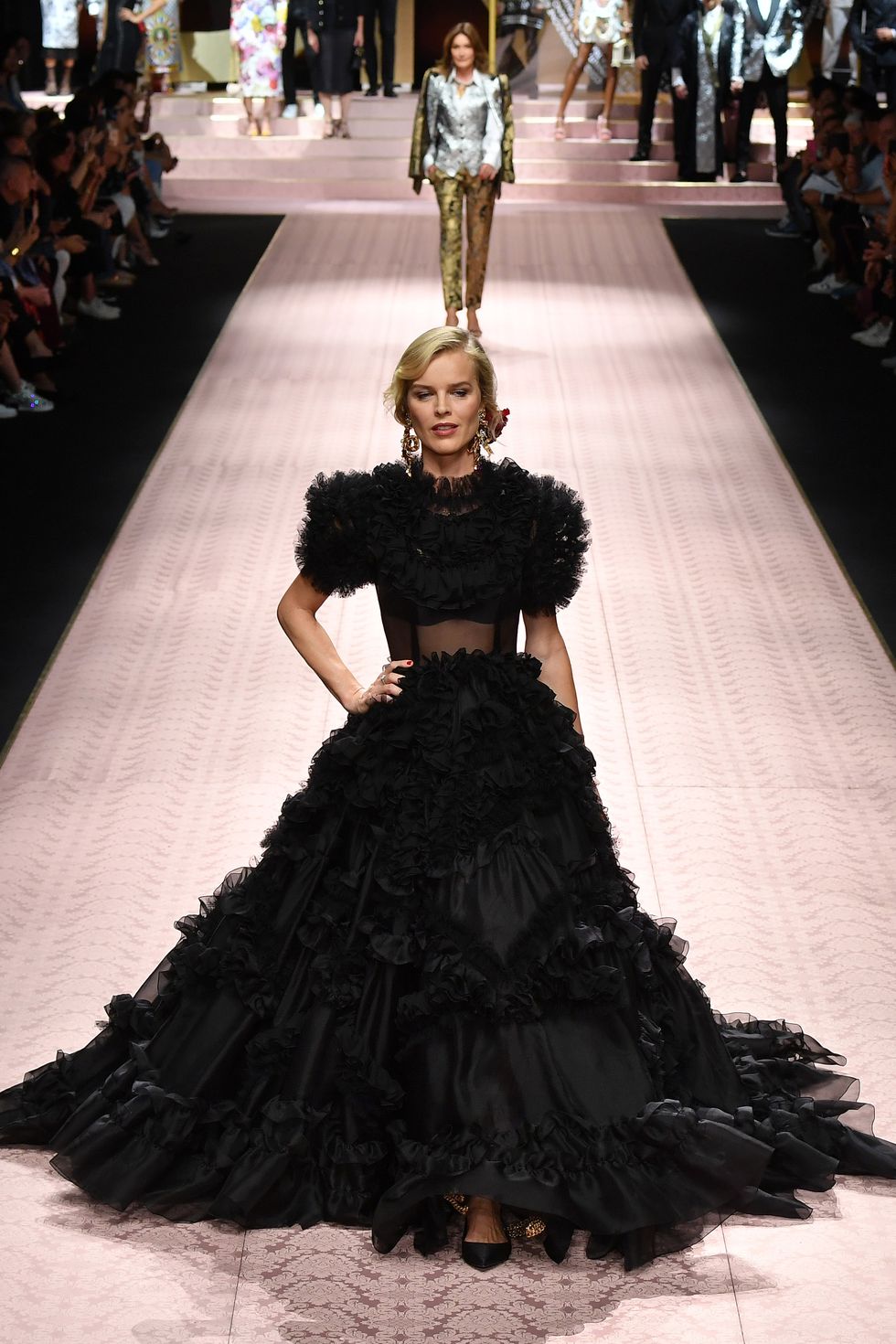 hbz-dolce-gabbana-runway-eva-herzigova-gettyimages-1038413186